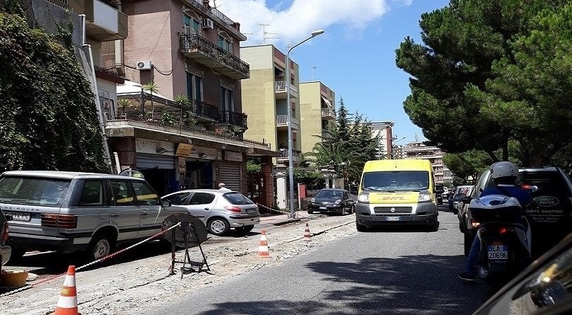 Viale Regina Elena, paralisi nelle ore di punta per installazione fibra ottica. Laimo: “Lavoriamo solo di notte”
