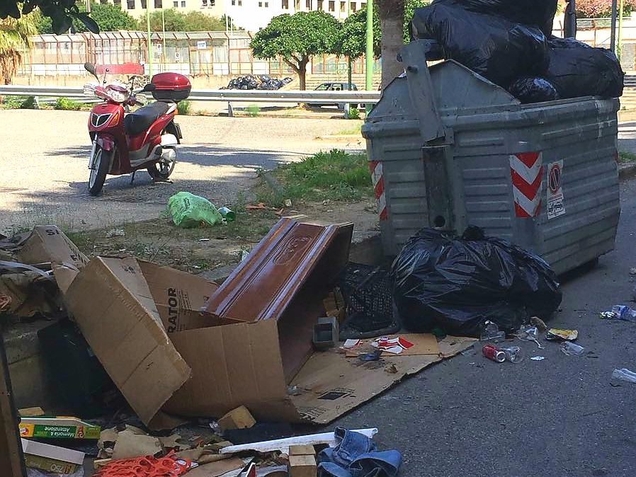 Macabra scoperta al San Filippo: rinvenuta una bara tra i rifiuti