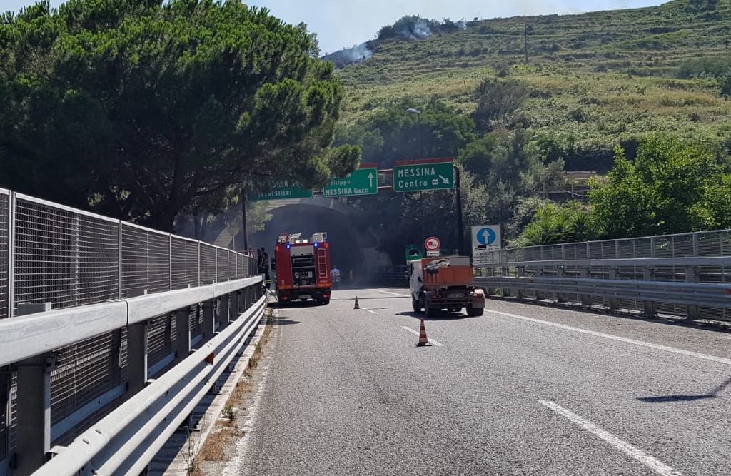 Incendio in autostrada, traffico in tilt nei pressi dello svincolo Messina Centro