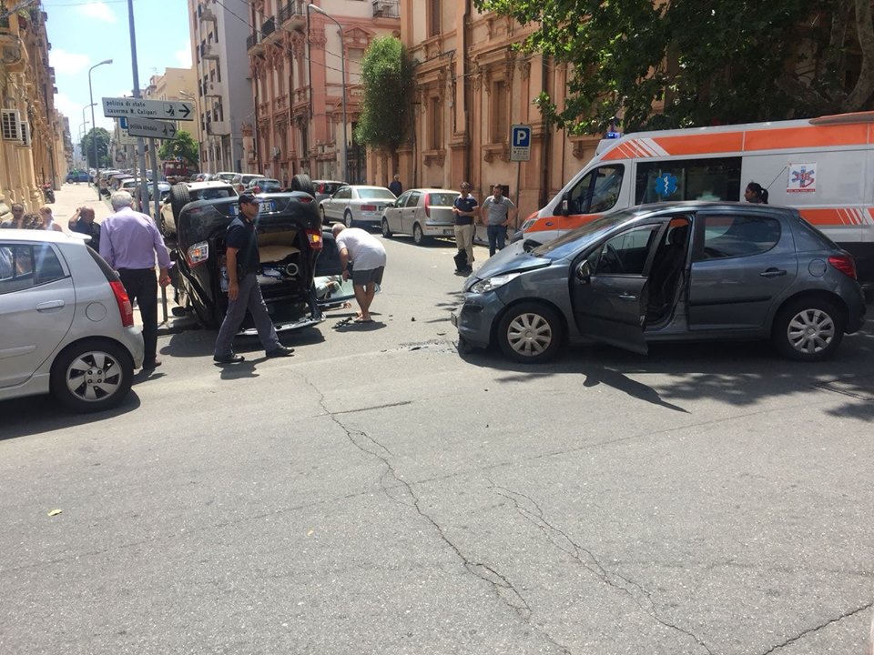Via Centonze, scontro tra auto e una si ribalta: 3 feriti lievi