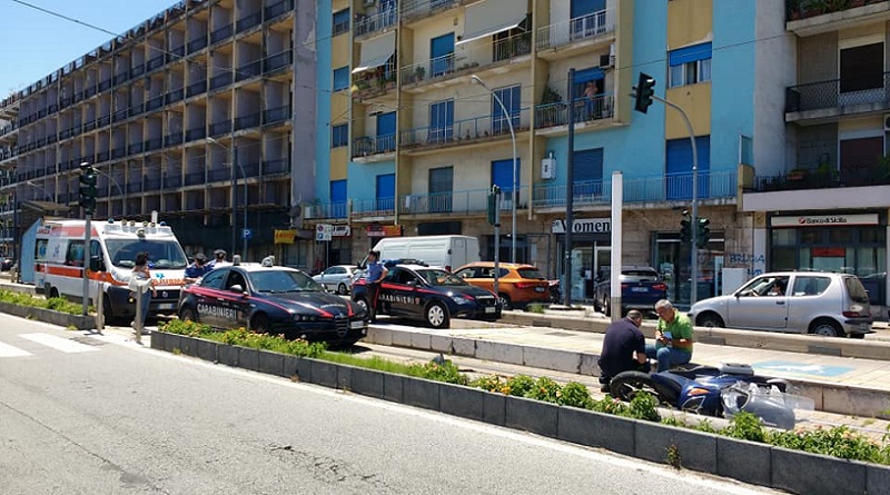 Motoveicolo investe Carabinieri su linea tram. Stava tagliando da strisce pedonali e finisce sul cofano della volante