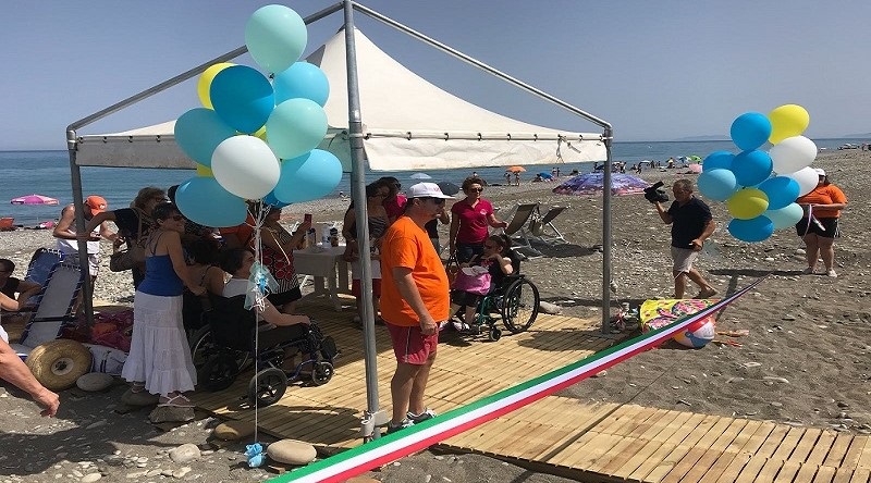 “Una spiaggia per tutti”. A Sant’Agata di Militello un segnale forte e gioia per il lido senza barriere
