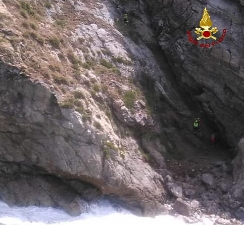 Restano intrappolati nella scogliera di Patti, due turisti australiani salvati in volo dai Vigili del Fuoco