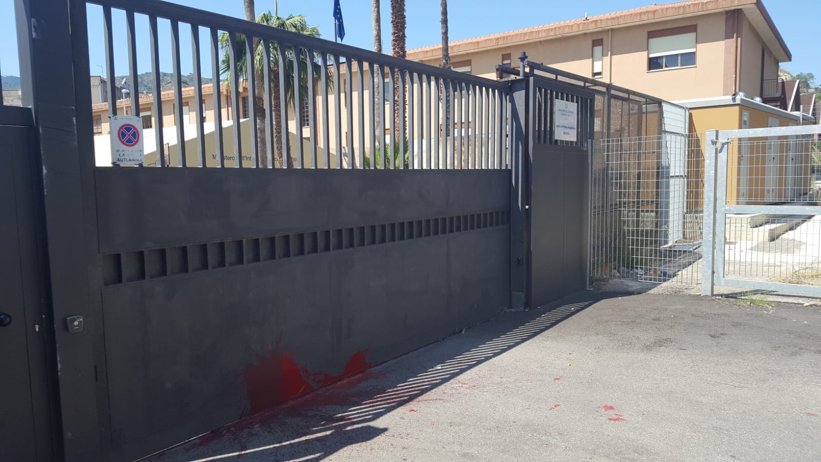 Vernice rossa all’hotspot di Bisconte