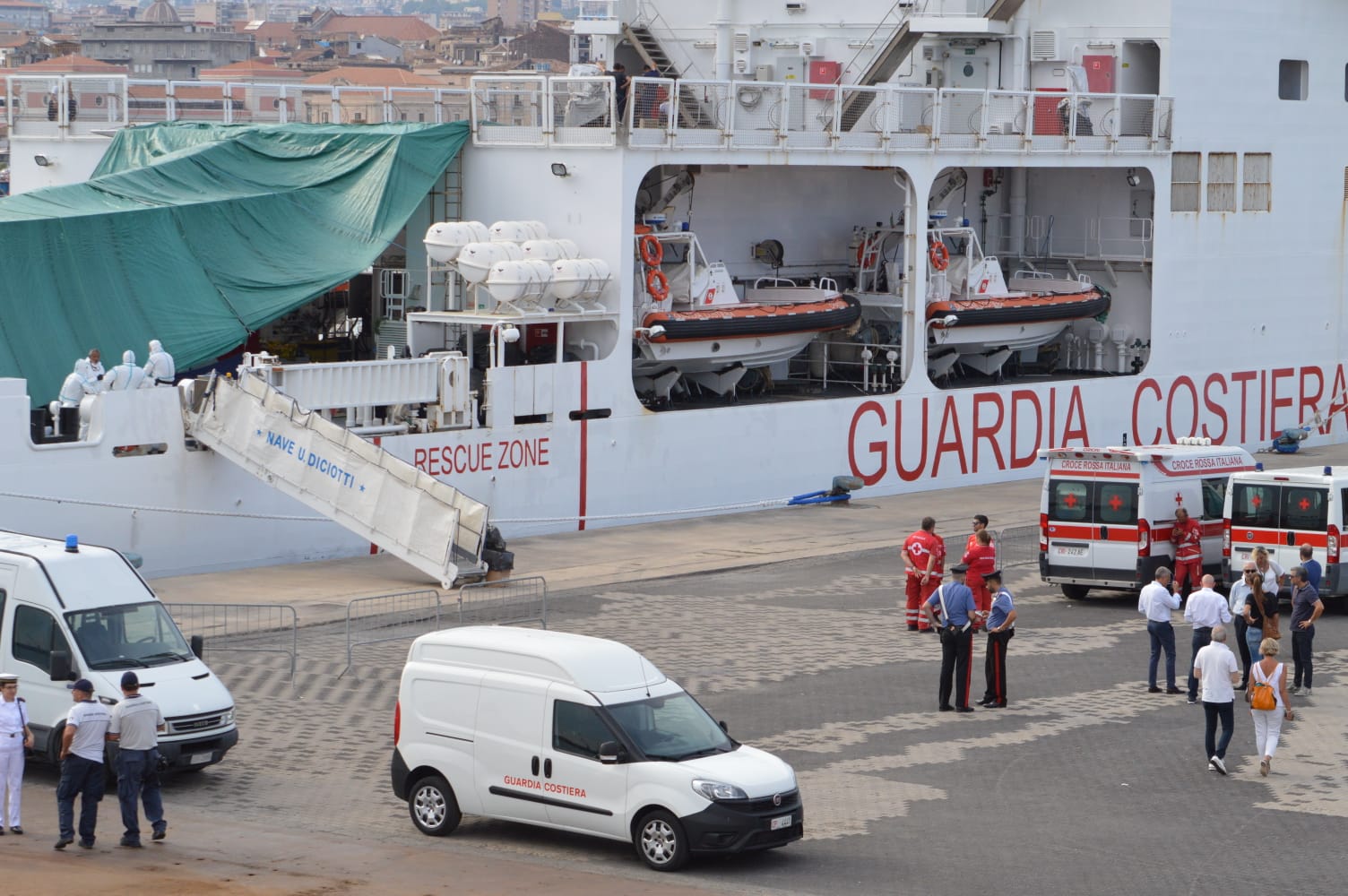 Nave Diciotti, Miccichè conduce ispezione. Cancelleri: "È un supereroe della finta accoglienza"