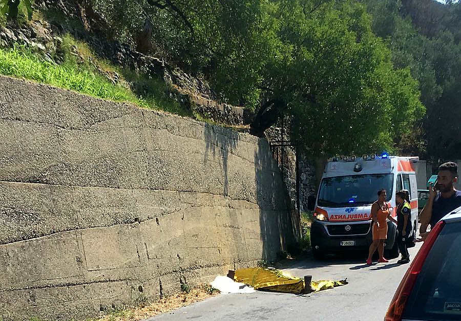 Agricoltore precipita da sentiero e muore