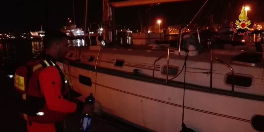 Barca a vela alla deriva recuperata dai vigili del fuoco