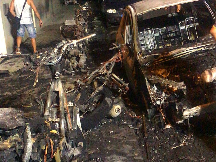 Notte di fuoco in via Palermo: incendiati auto e scooter