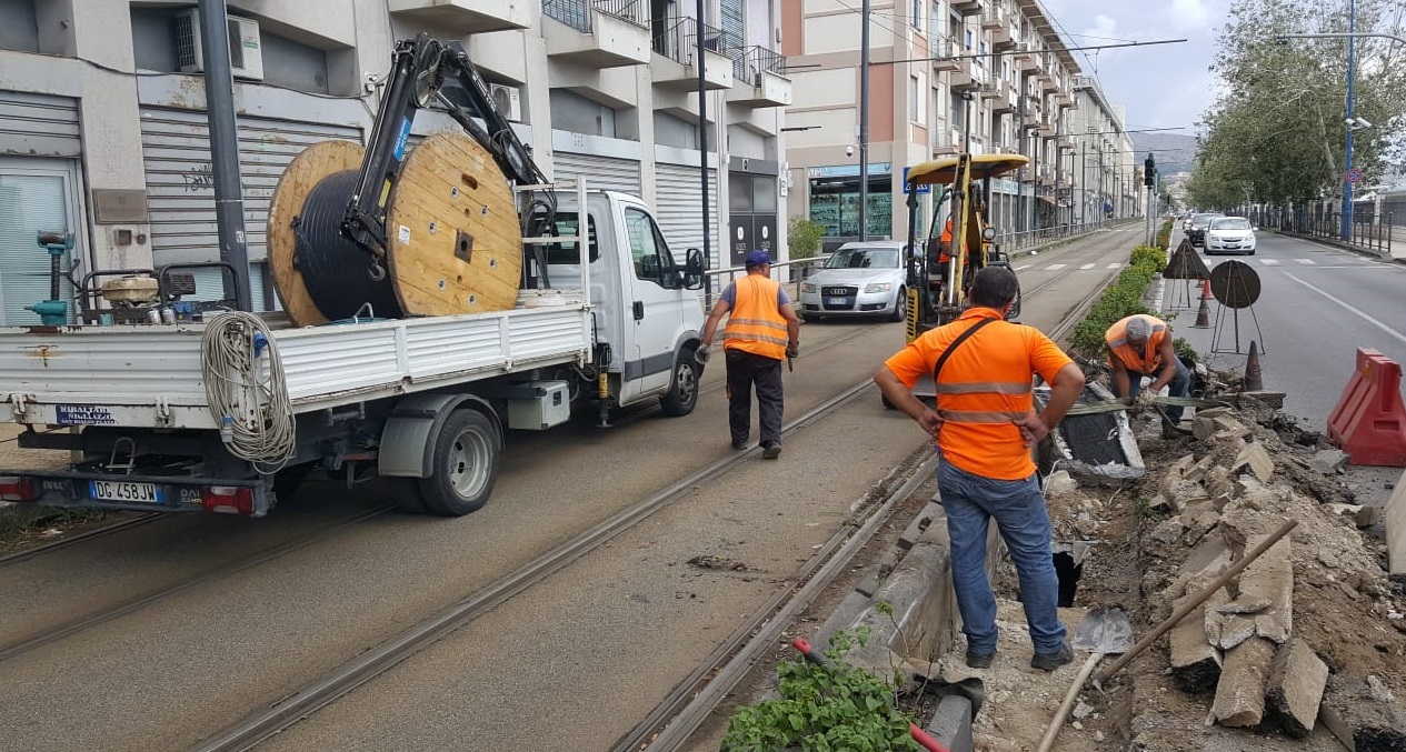 Dal cordolo al cortocircuito, il tram si ferma ancora