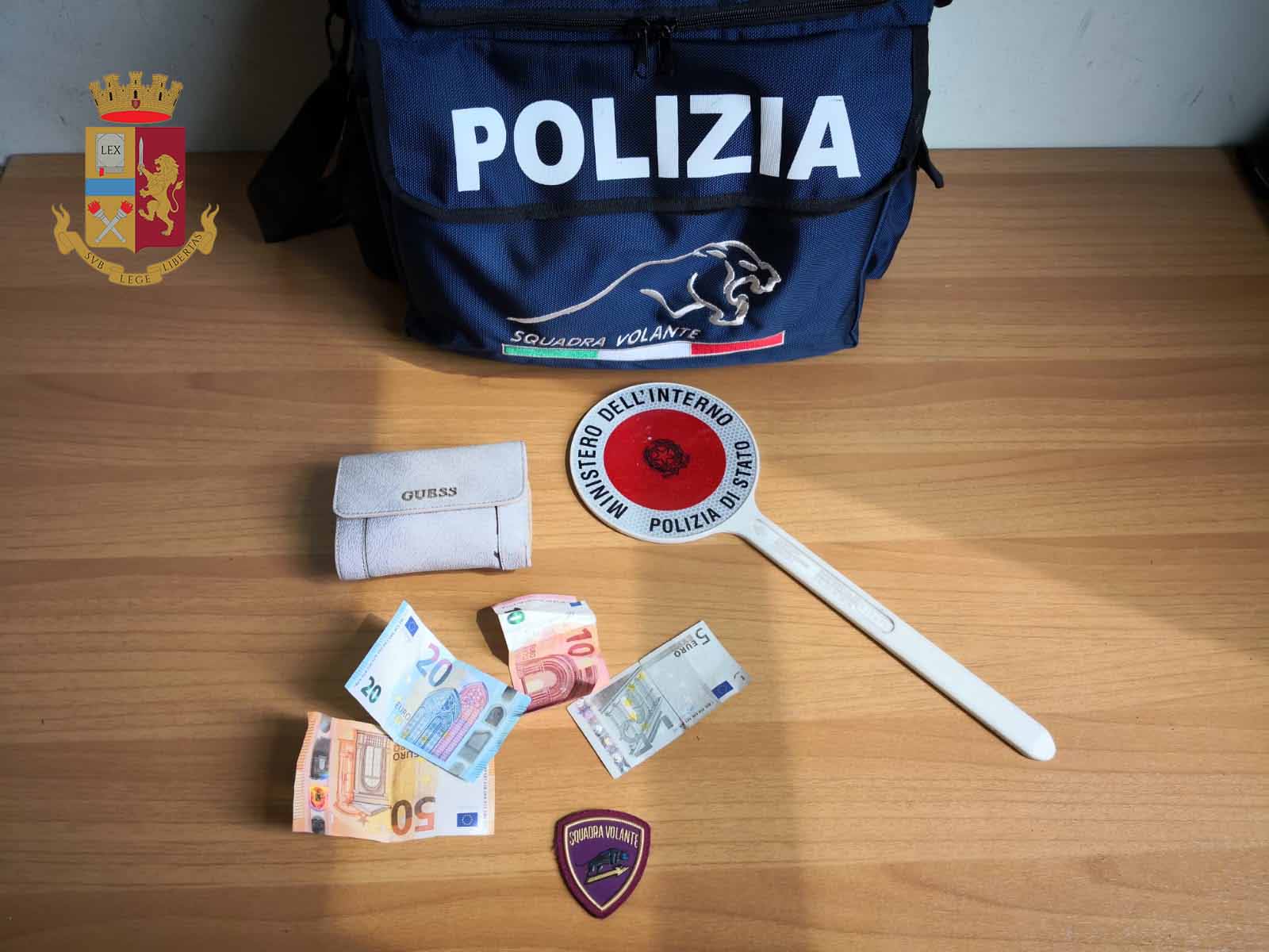 Scippa una donna e si dà alla fuga: arrestato giovane russo