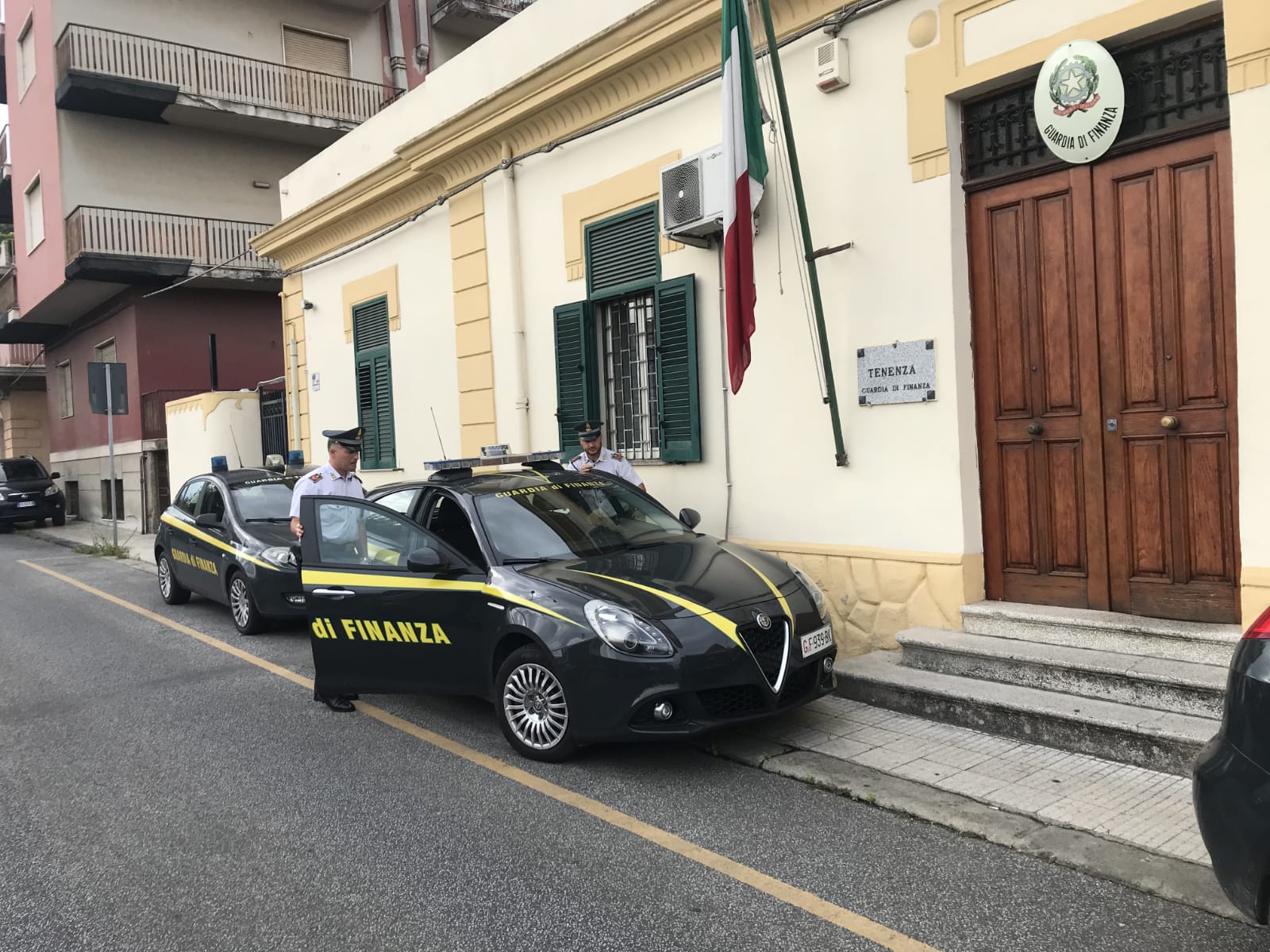 Ricattava 80 dipendenti, denunciato imprenditore