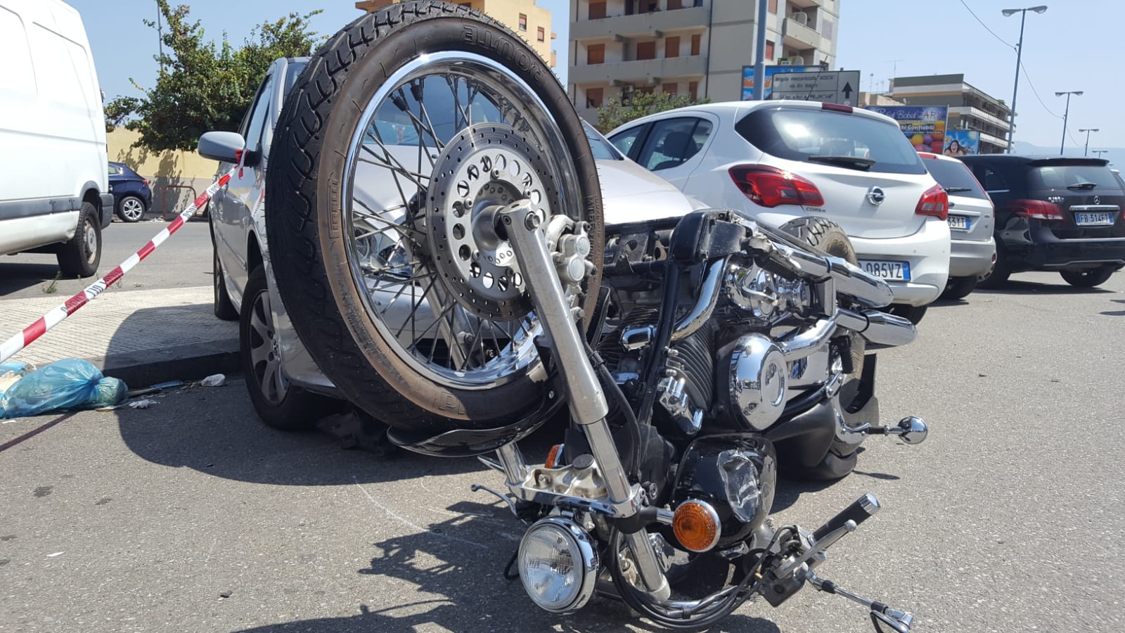 Incidente in viale Europa: custom centrata da Megane