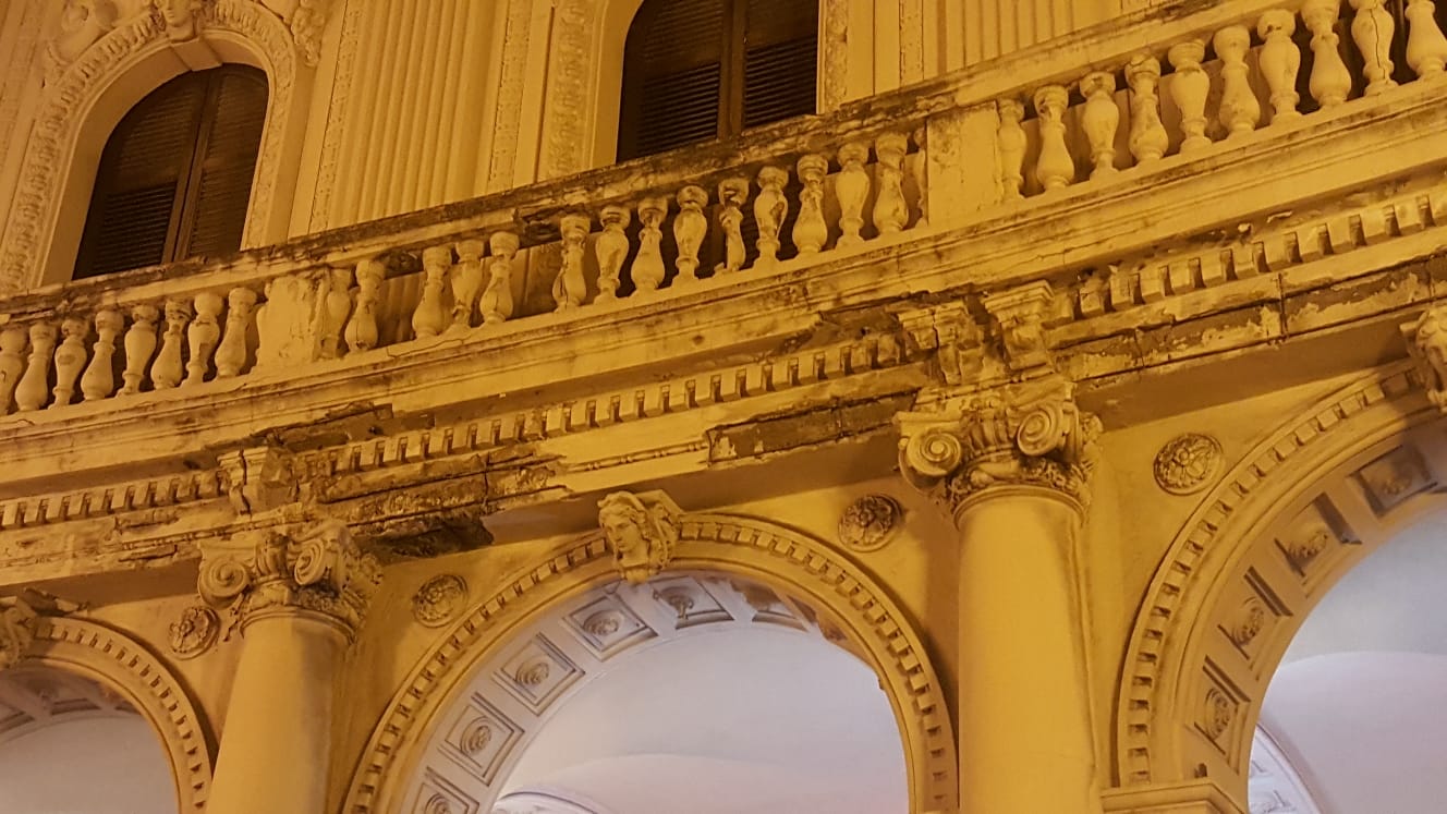 La Galleria "Vittorio Emanuele" si sgretola, calcinacci sfiorano i passanti