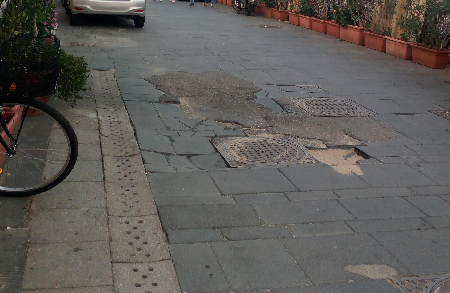 Torre Faro: si sbriciola l'asfalto in basolato lavico. Lambraio: "Eliminiamo questo scempio"