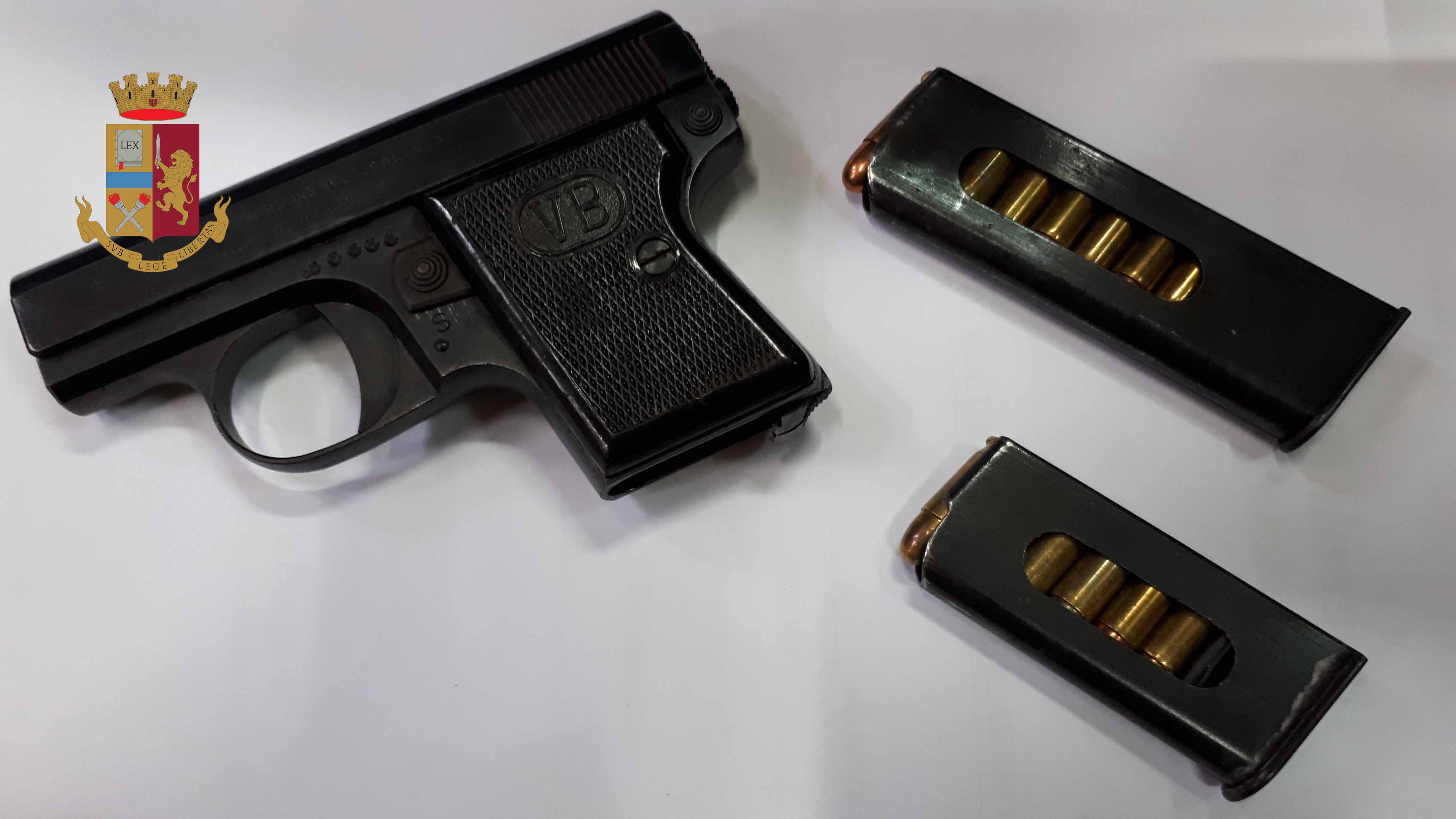 Arma e munizioni nel controsoffitto: 41enne finisce in manette