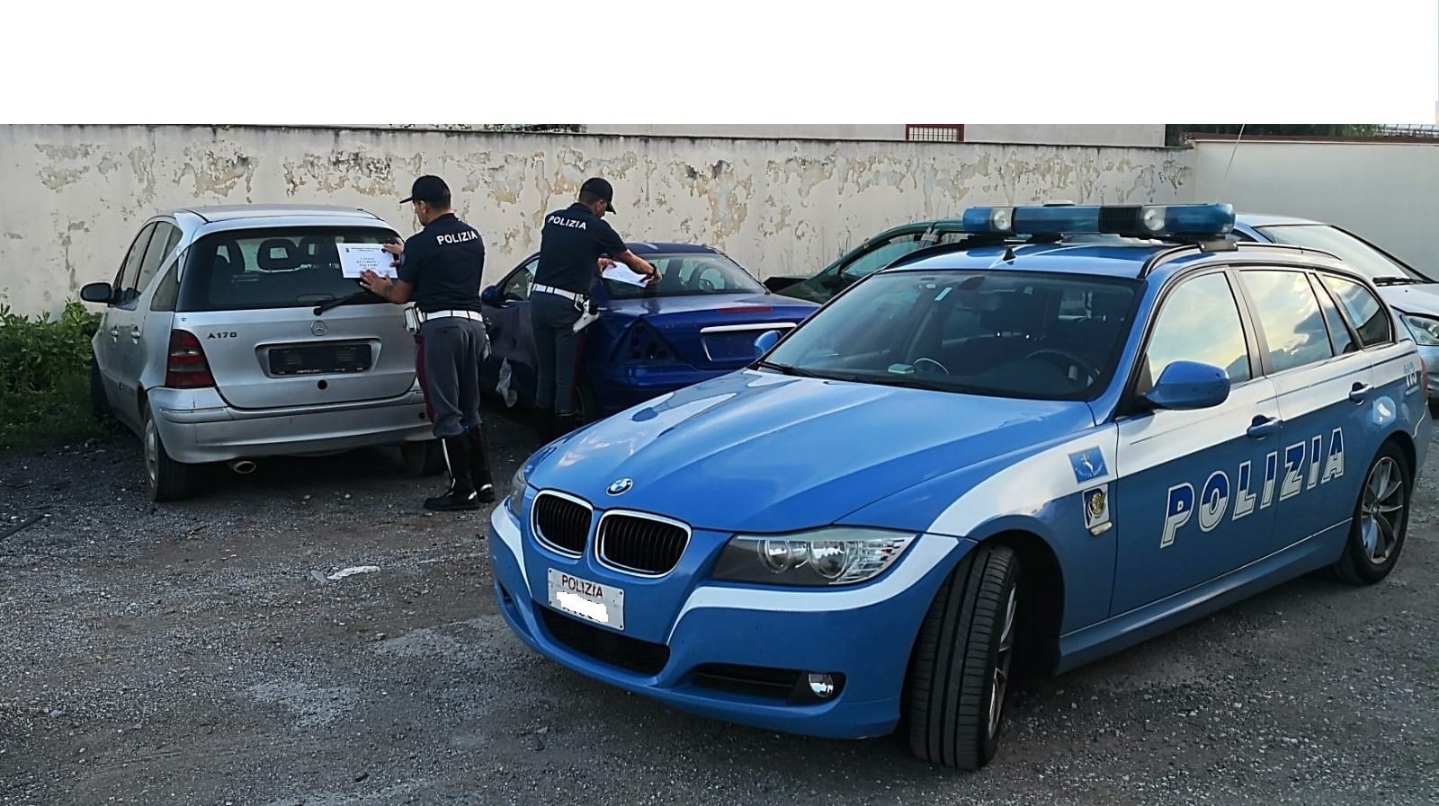 Barcellona: scoperto centro abusivo di rottamazione veicoli, tre denunciati