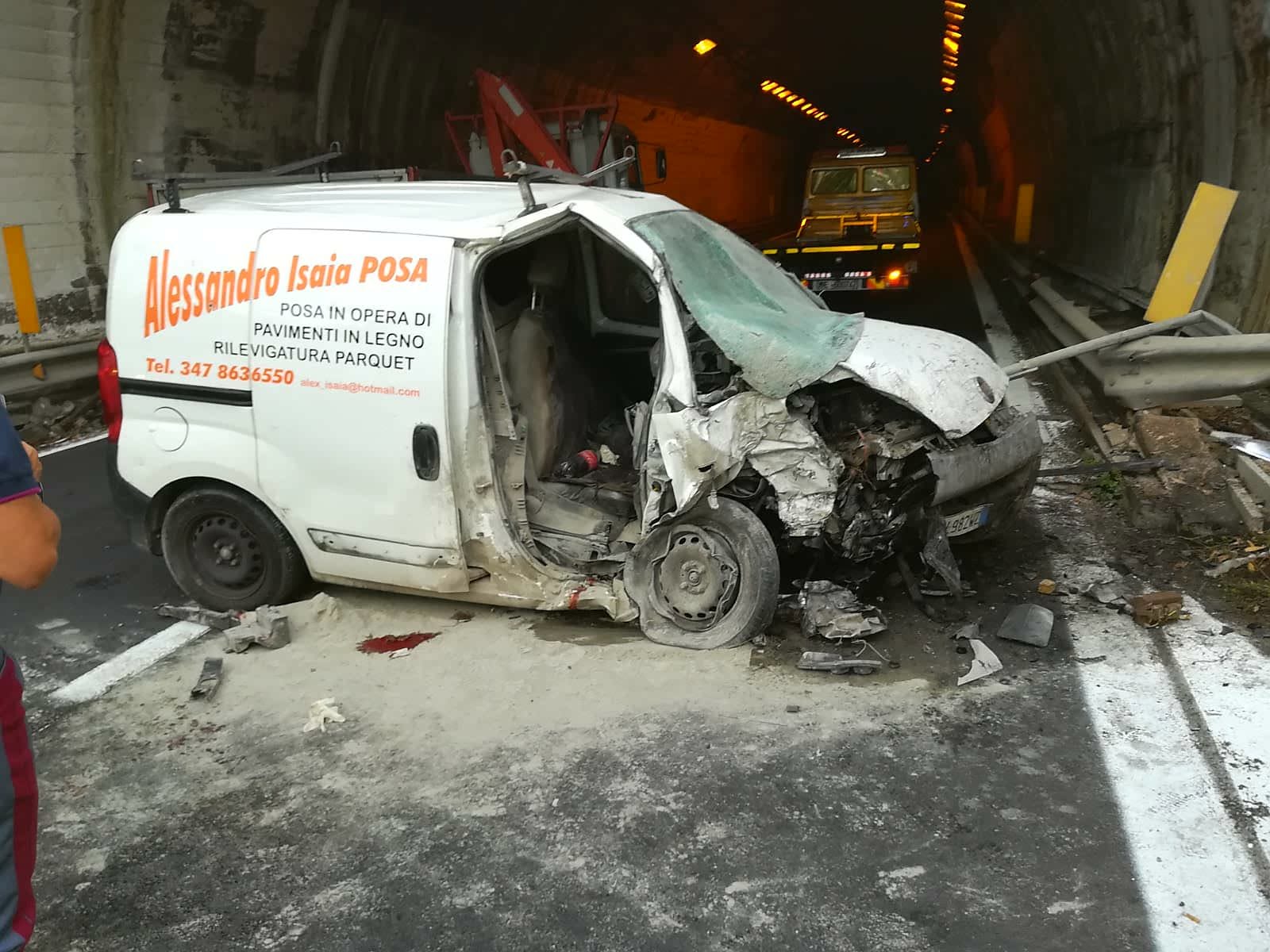 A-18: schianto contro la galleria. Un morto e un ferito