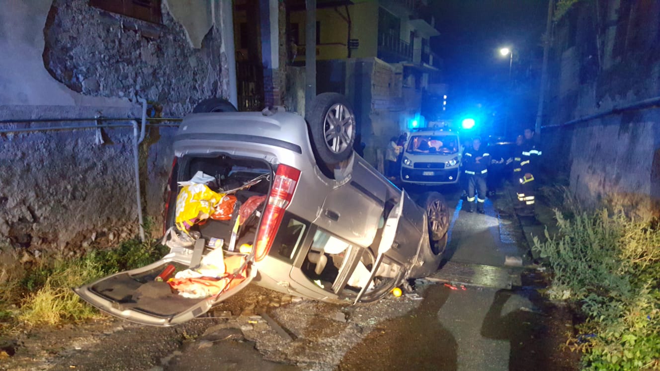 Auto finisce in un tombino e si ribalta: conducente ferito