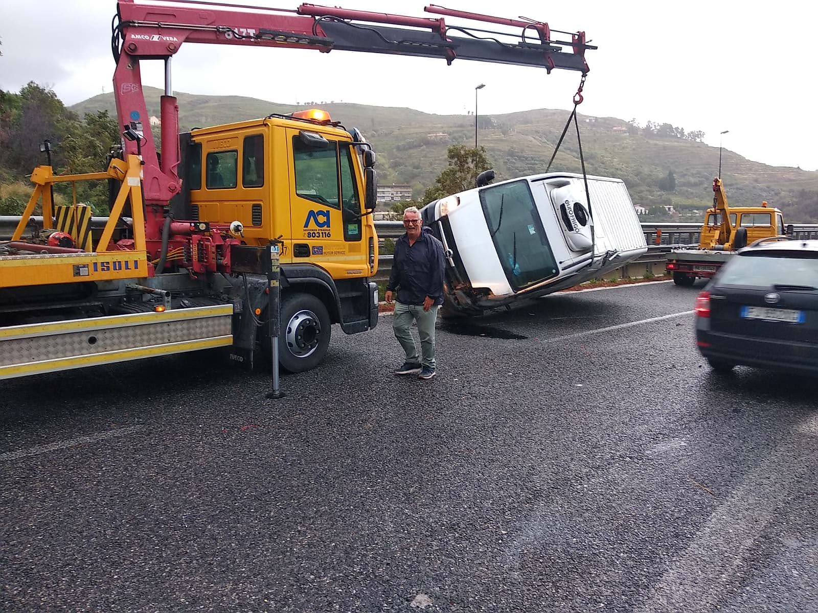 Si ribalta furgone sulla A20 all’altezza svincolo Messina Gazzi. Caos totale prima di trainarlo via col carroattrezzi