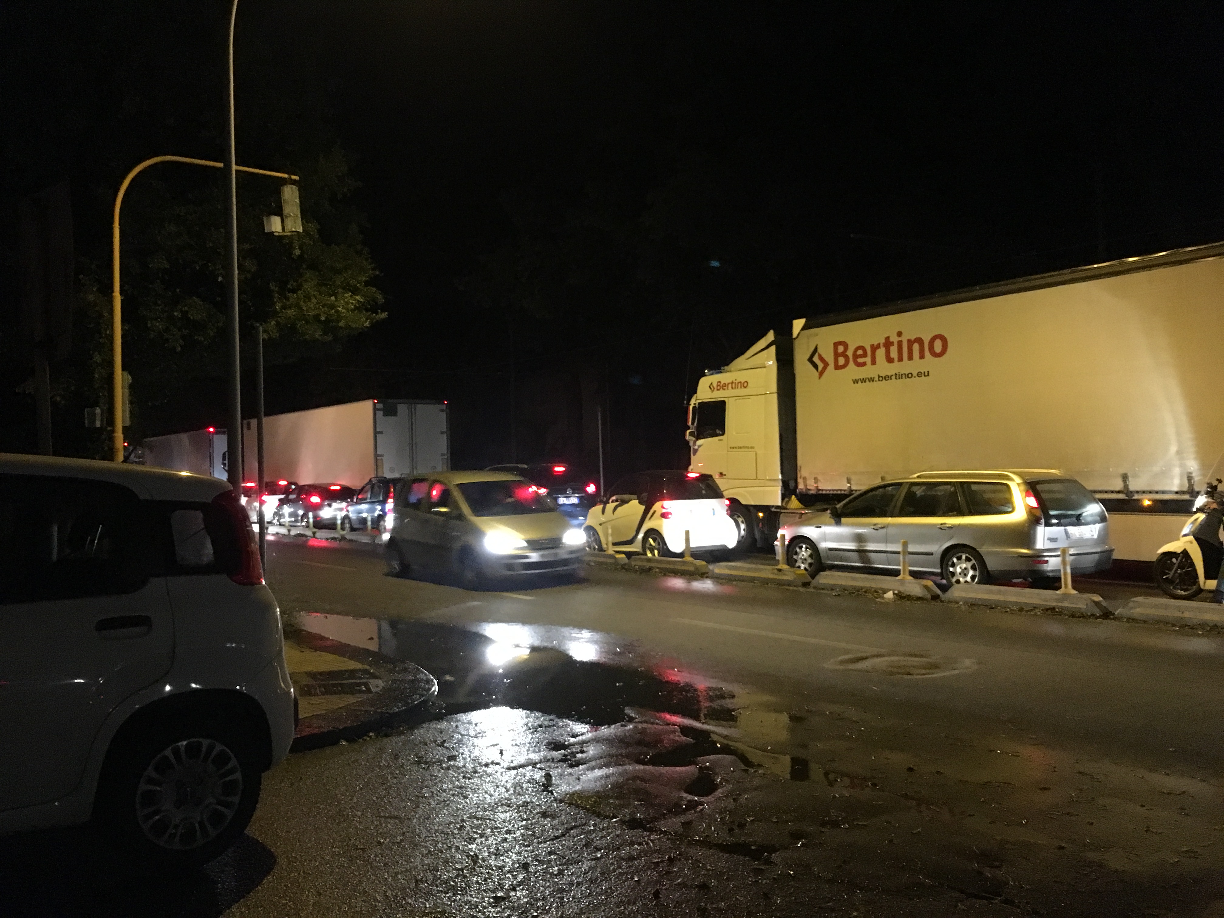 Chiuso il porto Tremestieri, la città piomba nell'incubo Tir