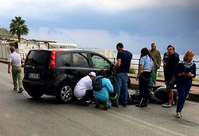 Consolare Pompea, auto centra scooter: centauro ferito