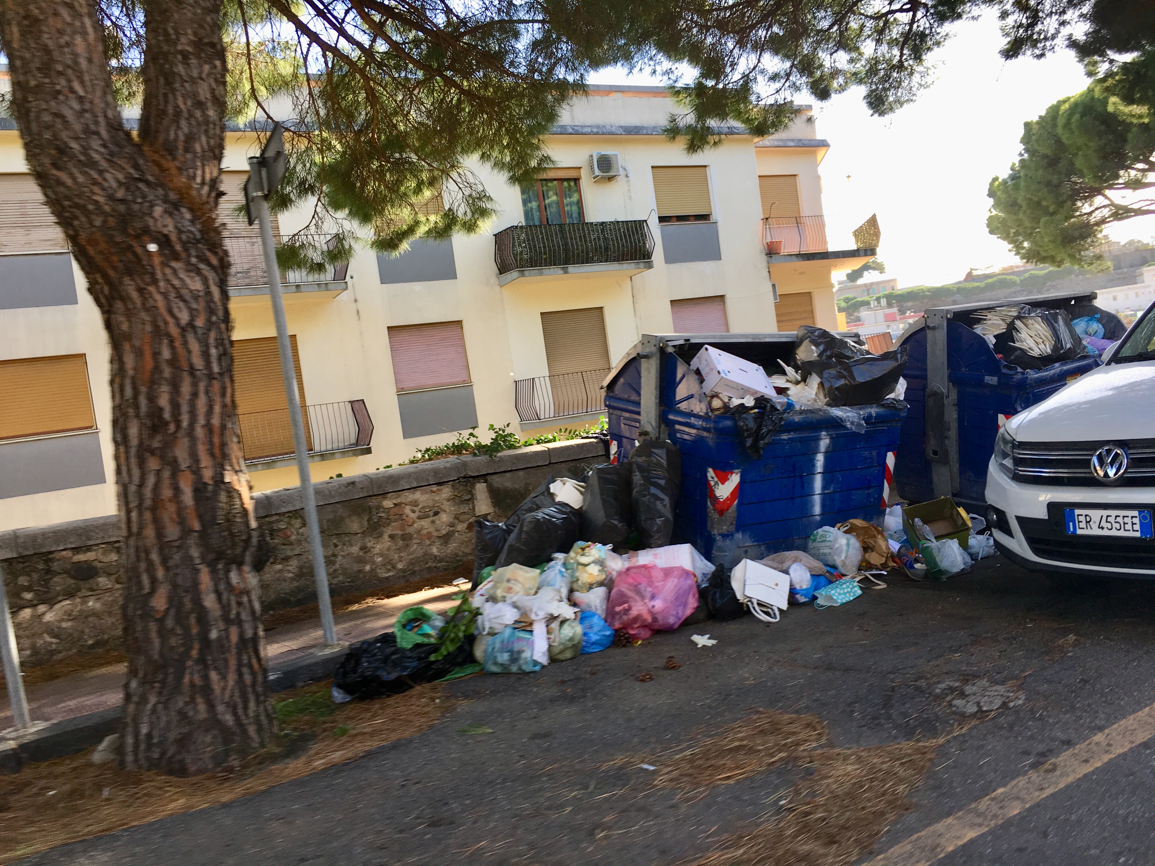 Rifiuti, cassonetti traboccanti. Si tratta di emergenza "programmata"?