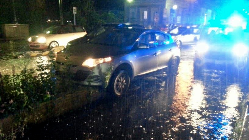 Maltempo, emesso avviso allerta. Tram bloccato in città, allagamenti nello Ionio