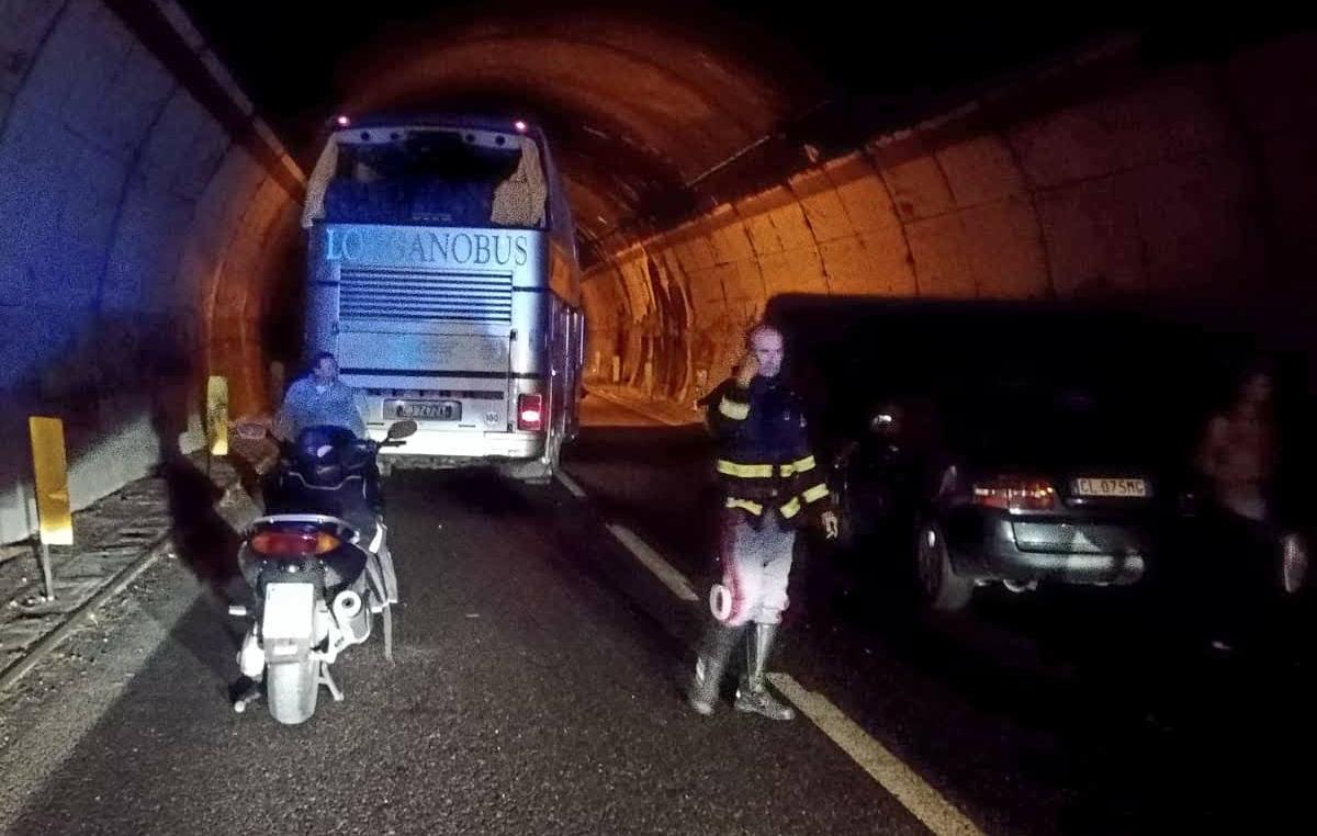 A-20, incidente in galleria. Coinvolti un pullman e alcune automobili. Diversi feriti
