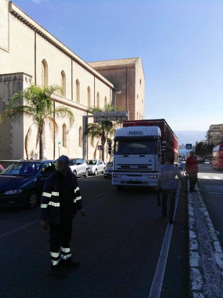 "Non gettate rifiuti nei prefestivi", Lombardo spolvera senso civico e punisce trasgressori. Si guasta "bisonte" raccolta sul viale Boccetta