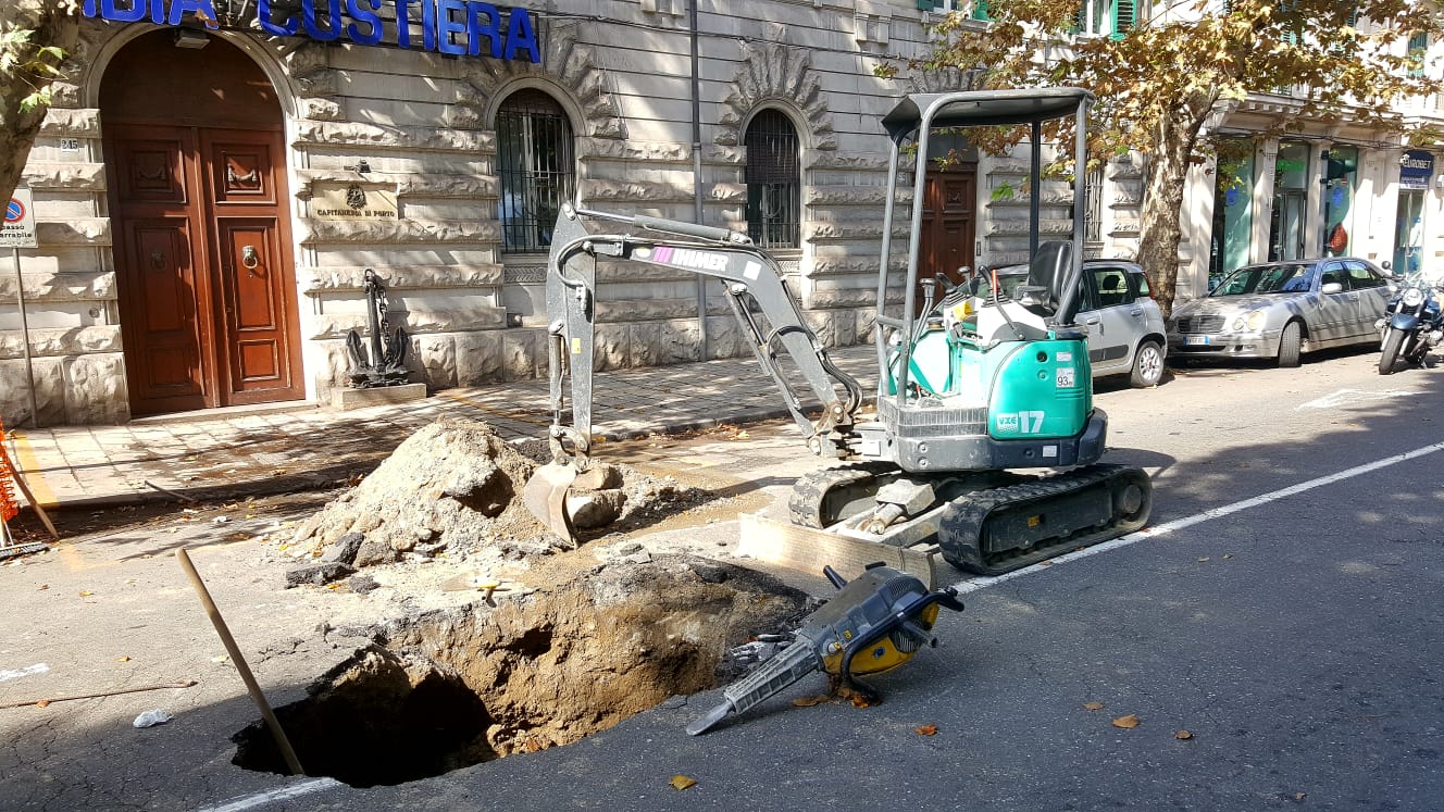 Capitaneria di Porto si affaccia sulla voragine, a furia di parlare di baratro finanziario pure le strade implodono