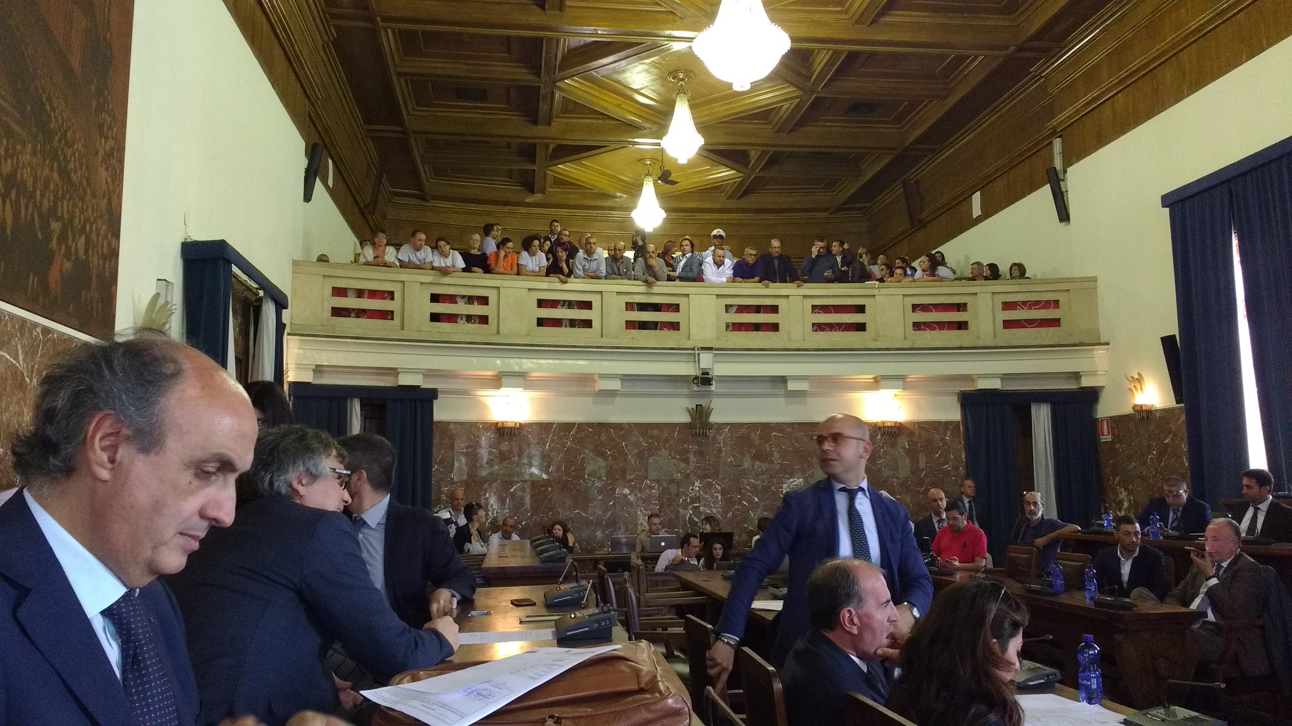 Se la votazione "Salva – Messina" non sarà unanime, tra 48 ore De Luca farà valigie o offre 15 giorni per alternative. Russo Pd: "E i creditori?"