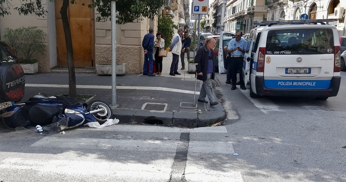 Scontro in via Tommaso Cannizzaro, scooterista in gravi condizioni