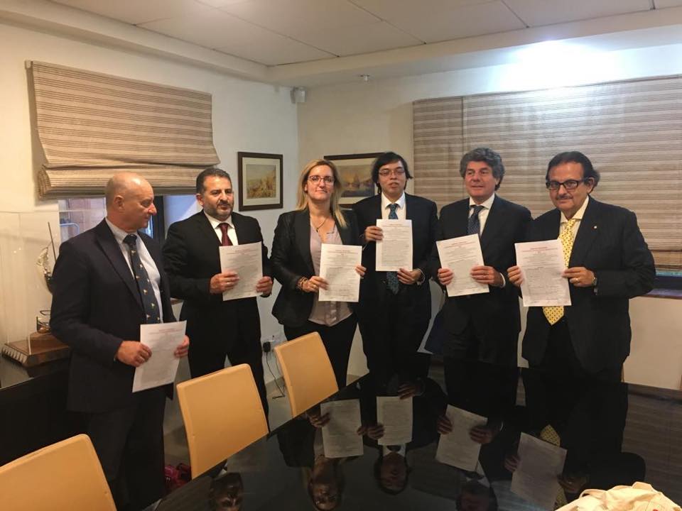 Missione a Malta degli assessori, De Luca non la "conta giusta"