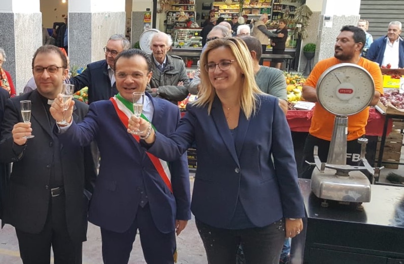Mercato Ittico, protestano i commercianti, bloccata la strada