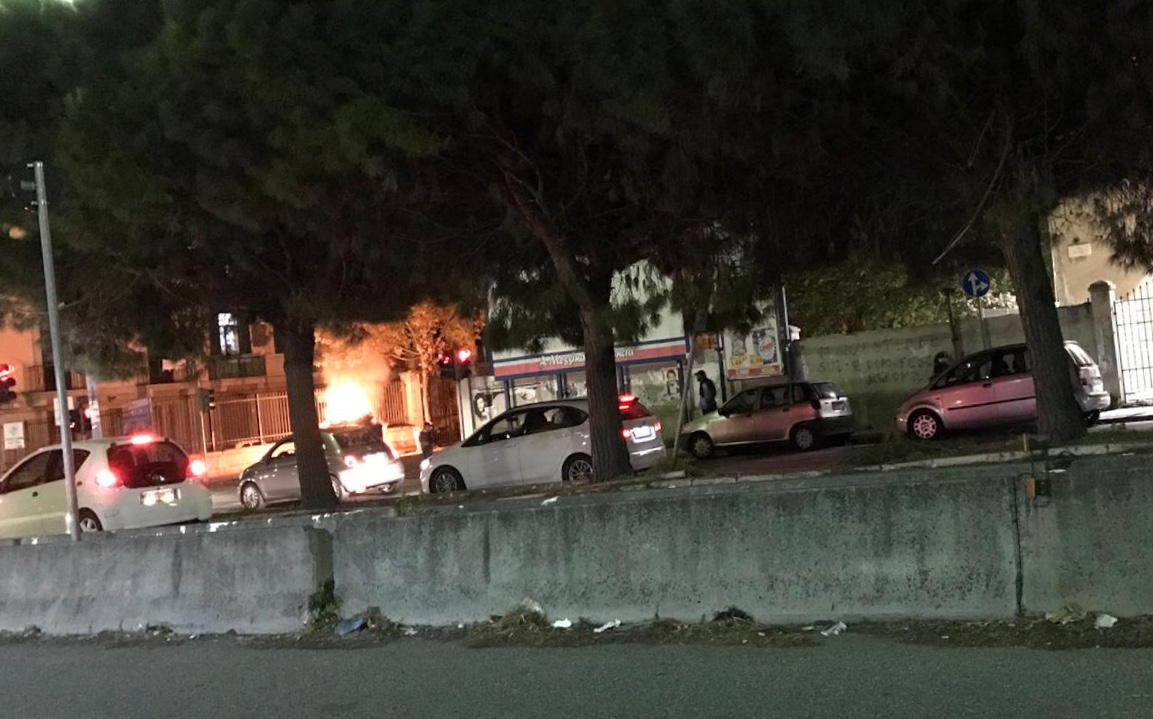 Cassonetti in fiamme sul viale Regina Margherita