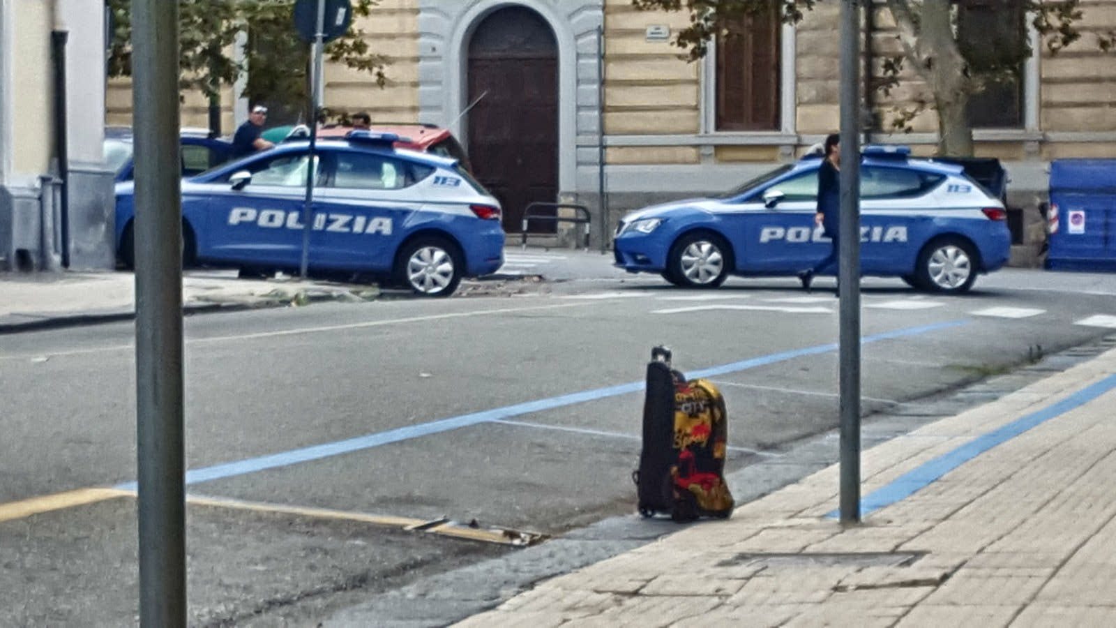 Allarme bomba in pieno centro. Artificieri al lavoro
