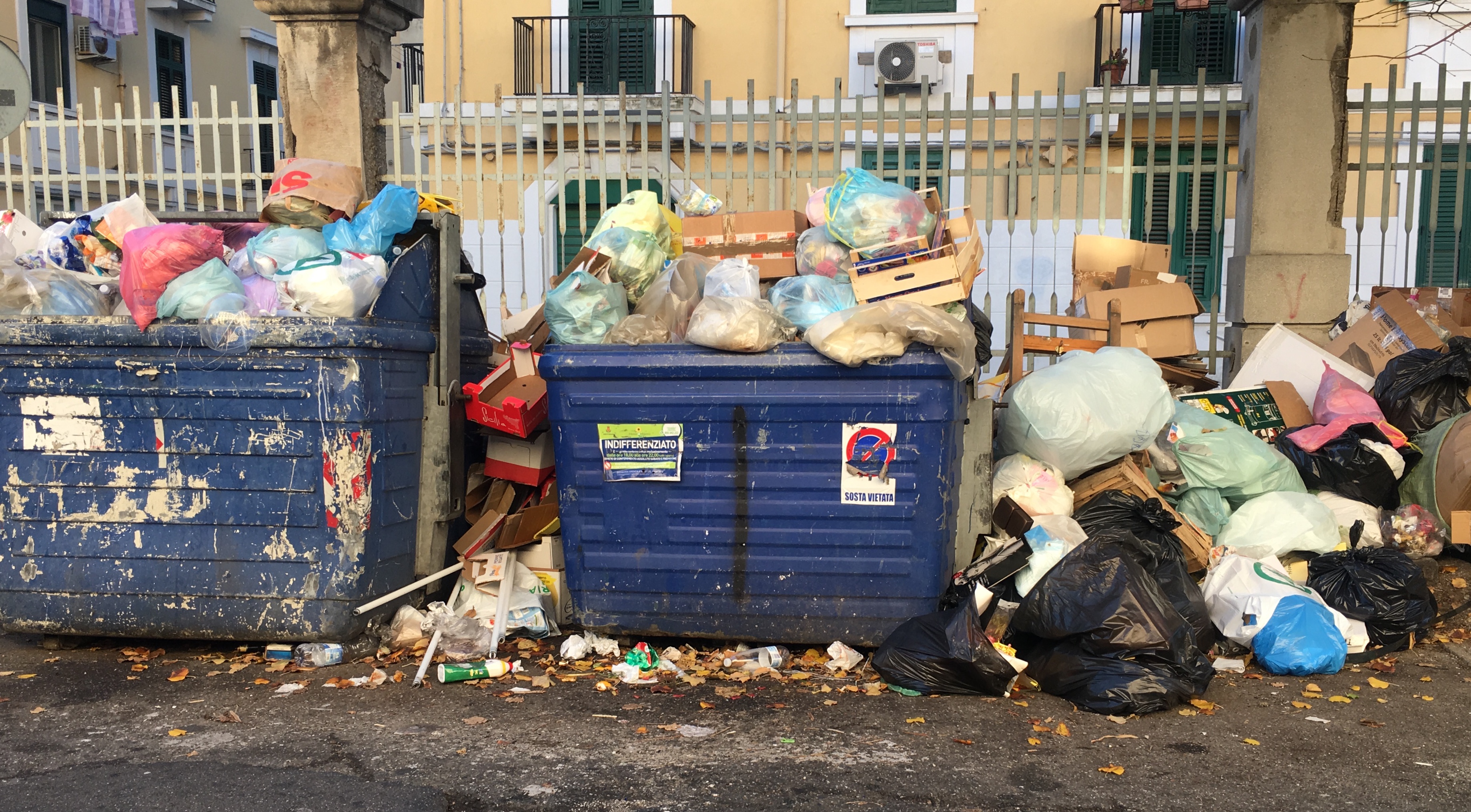 Spazzatura, la situazione precipita. Guasto un altro autocompattatore, ne rimane uno solo. Rinviata gara manutenzioni