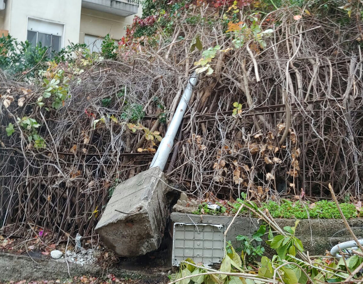 Notte da tregenda sulla Panoramica, si schianta un altro palo della luce