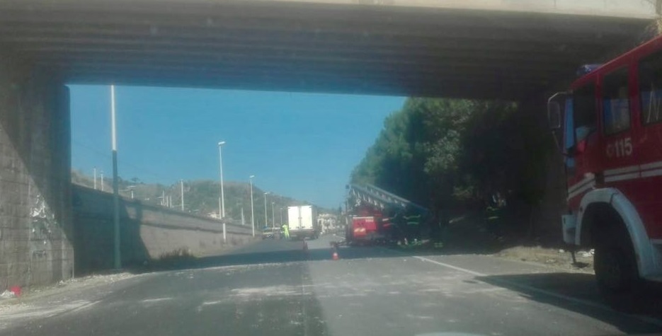 Galati: calcinacci dal cavalcavia, mezzogiorno di fuoco sulla Ss 114