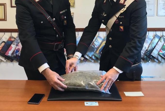 Deteneva mezzo chilo di marijuana, 47enne arrestato ad Acqualadrone