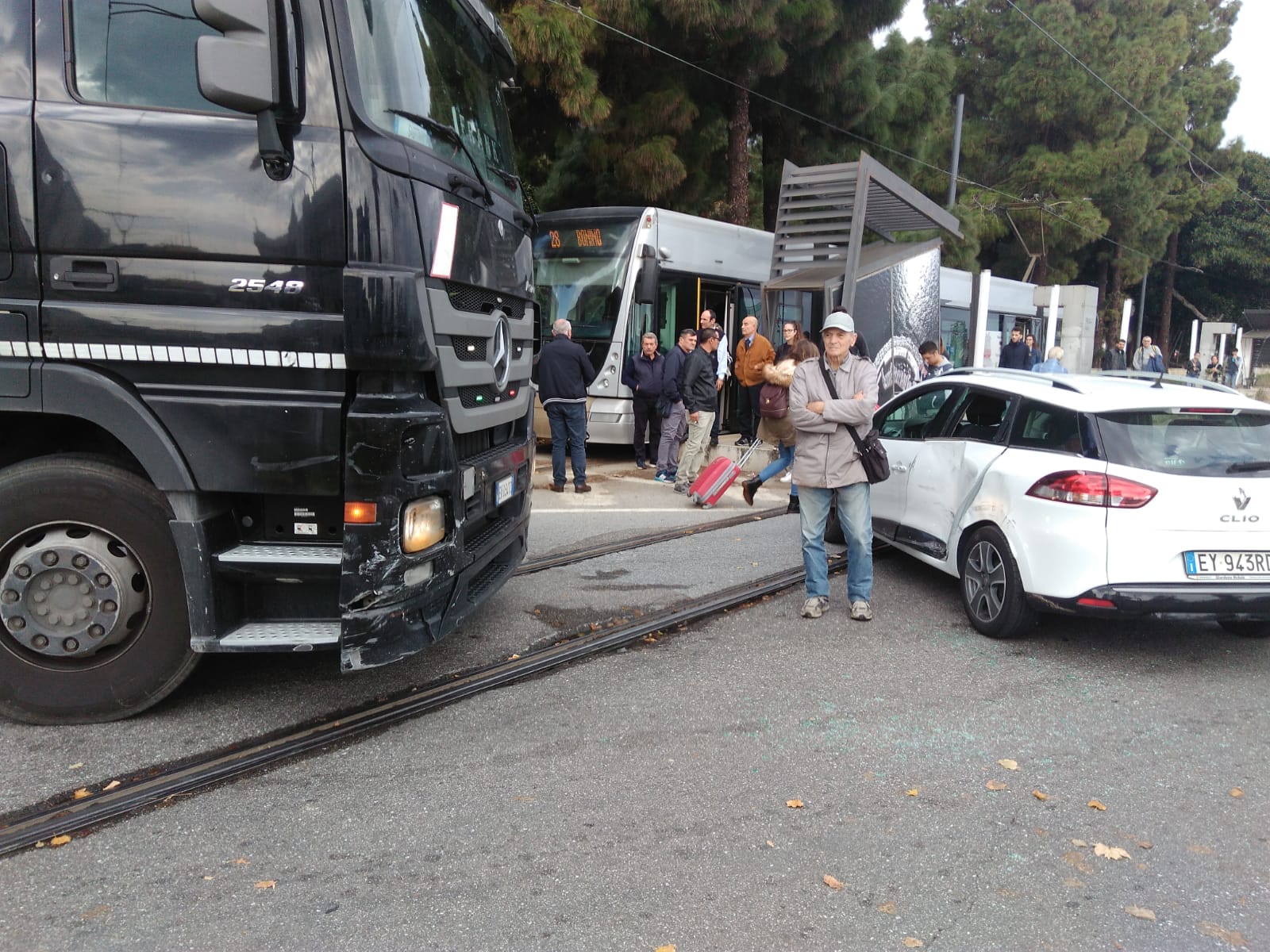 Scontro auto-Tir: traffico paralizzato, tram fermo per ore
