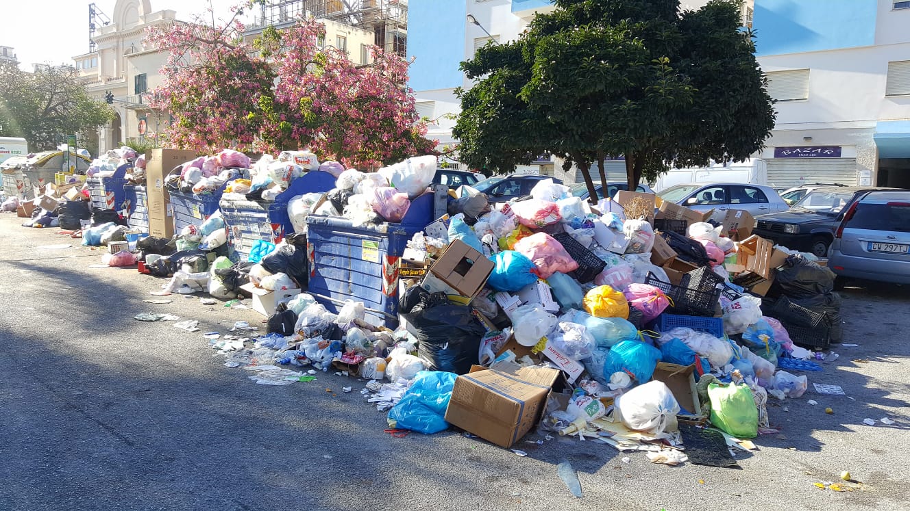 Pattumiera Messina: servizio flop, i proclami di De Luca cadono nel vuoto