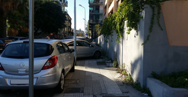 Sosta selvaggia, rimossi 20 veicoli in una traversa del viale della Libertà
