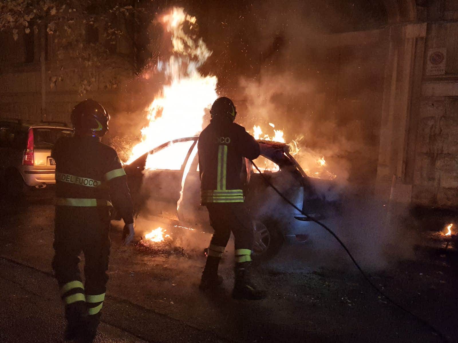 Piazza Immacolata di Marmo, auto prende fuoco: messo in salvo il conducente