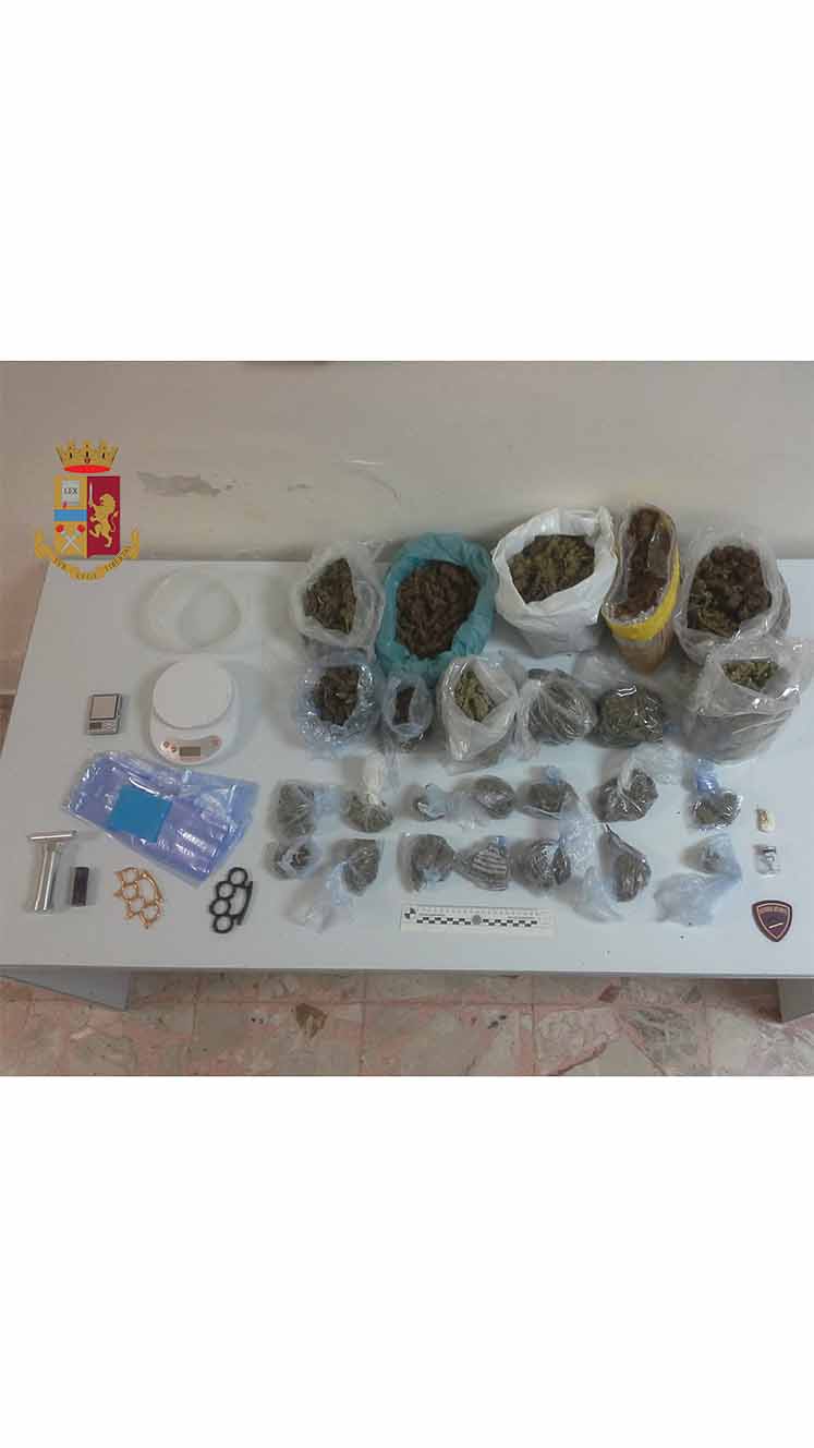 Nascondeva droga in auto, spacciatore arrestato dalla polizia