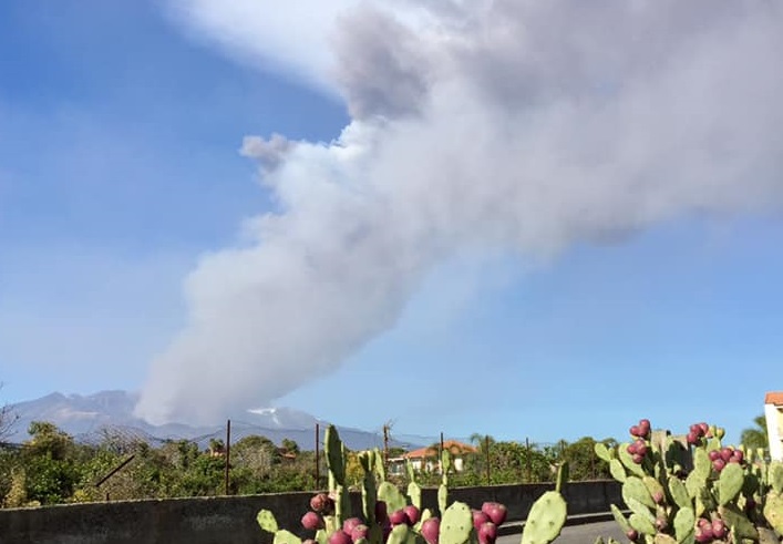 Etna in eruzione, lava dal nuovo cratere di Sud-Est