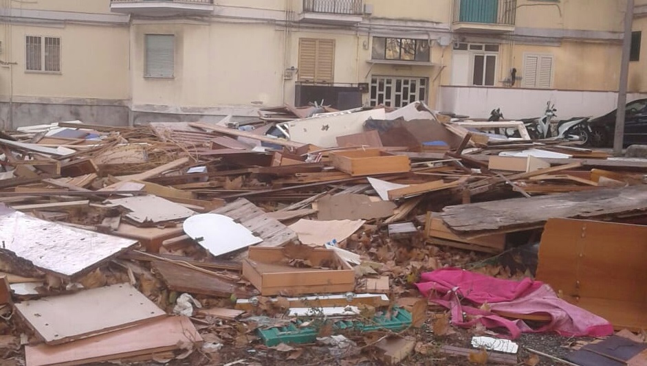 San Silvestro, la polizia municipale rimuove cataste di legname