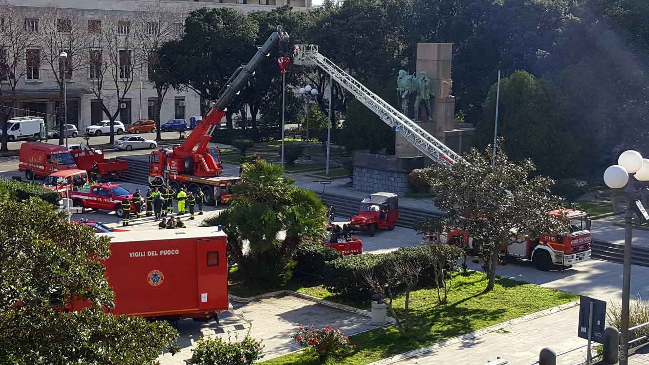 Piazza Unione Europea si tinge di rosso: Vigili del Fuoco indicono mostra mezzi