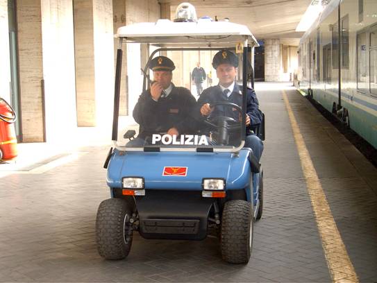 Minacce e lesioni al capotreno e ai poliziotti: extracomunitario finisce in manette