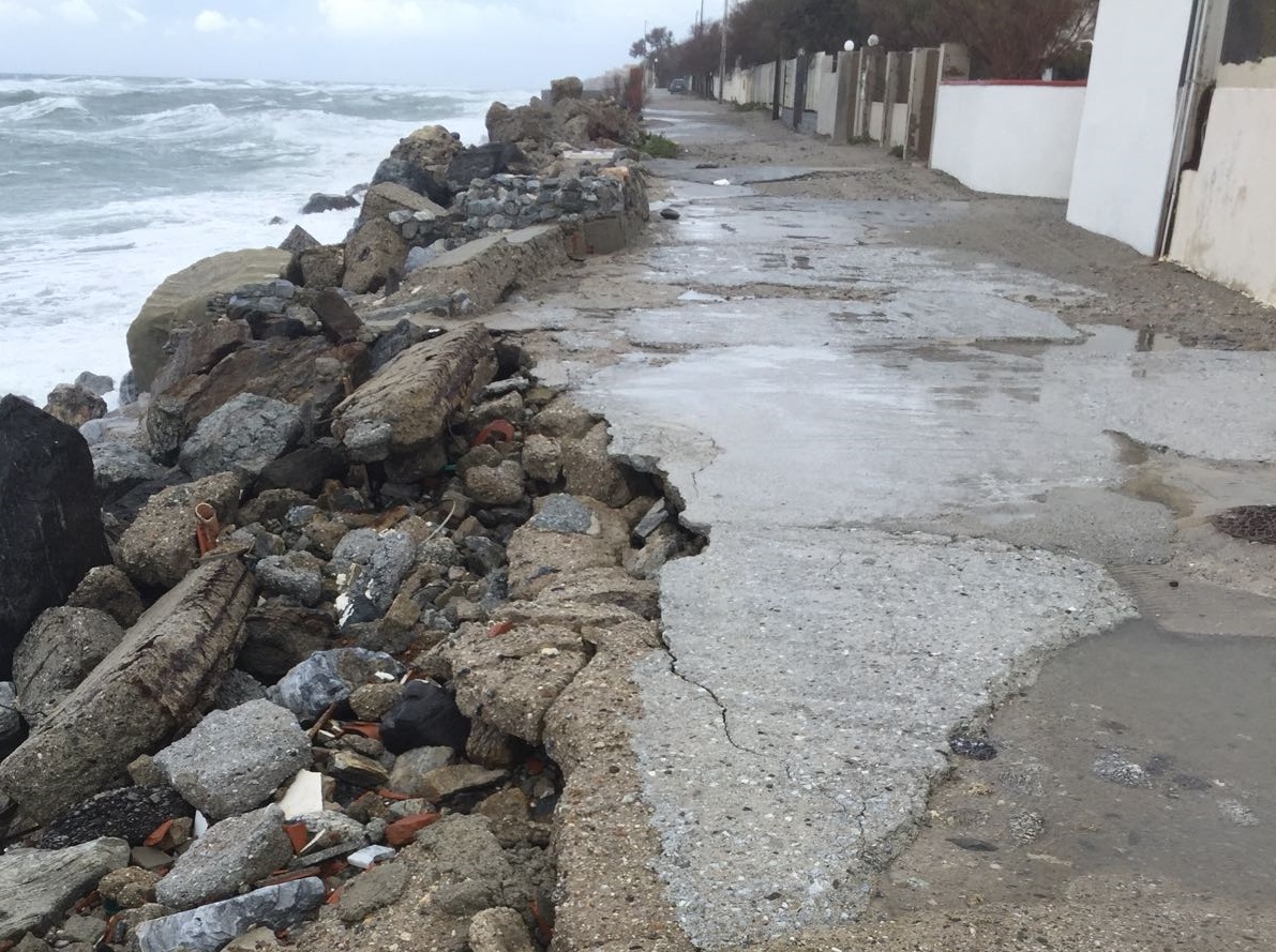 Erosione, frangiflutti per difendersi dal mare